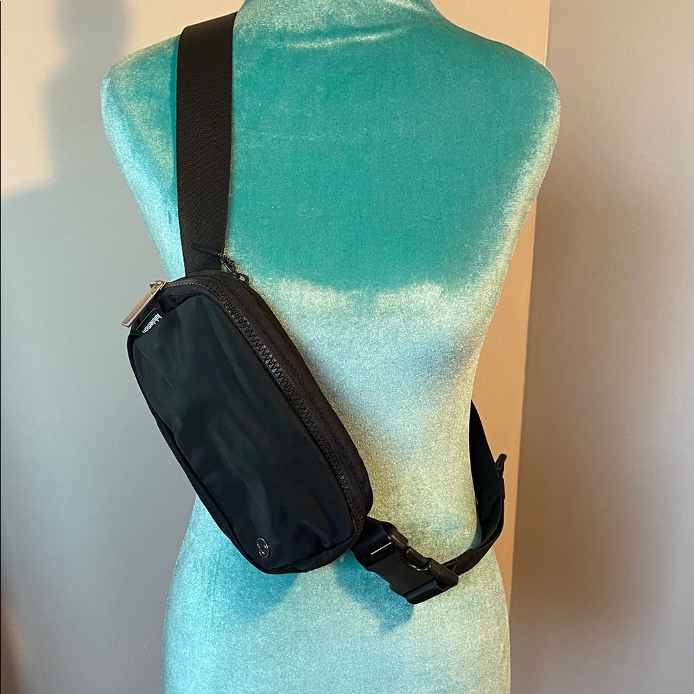 Lululemon everywhere belt bag 1L